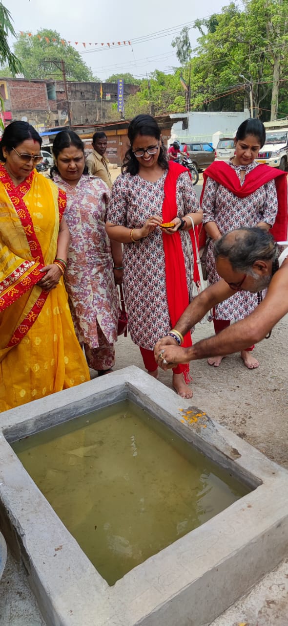 पनसाला के पास मौजूद समिति के सदस्य पनसाला के पास मौजूद समिति के सदस्य