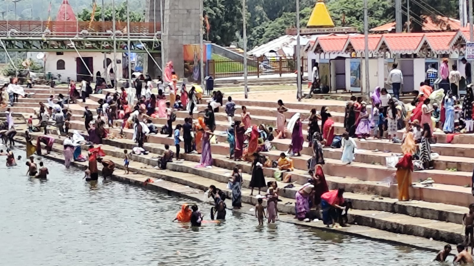 मां नर्मदा उद्गम स्थल अमरकंटक में आस्था की डुबकी लगाते श्रद्धालु मां नर्मदा उद्गम स्थल अमरकंटक में आस्था की डुबकी लगाते श्रद्धालु