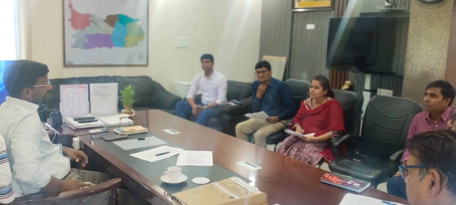 व्यवस्थित तरीके से करें निर्वाचन कार्य, बढ़ाएं स्वीप एक्टिविटीज: डीएम
