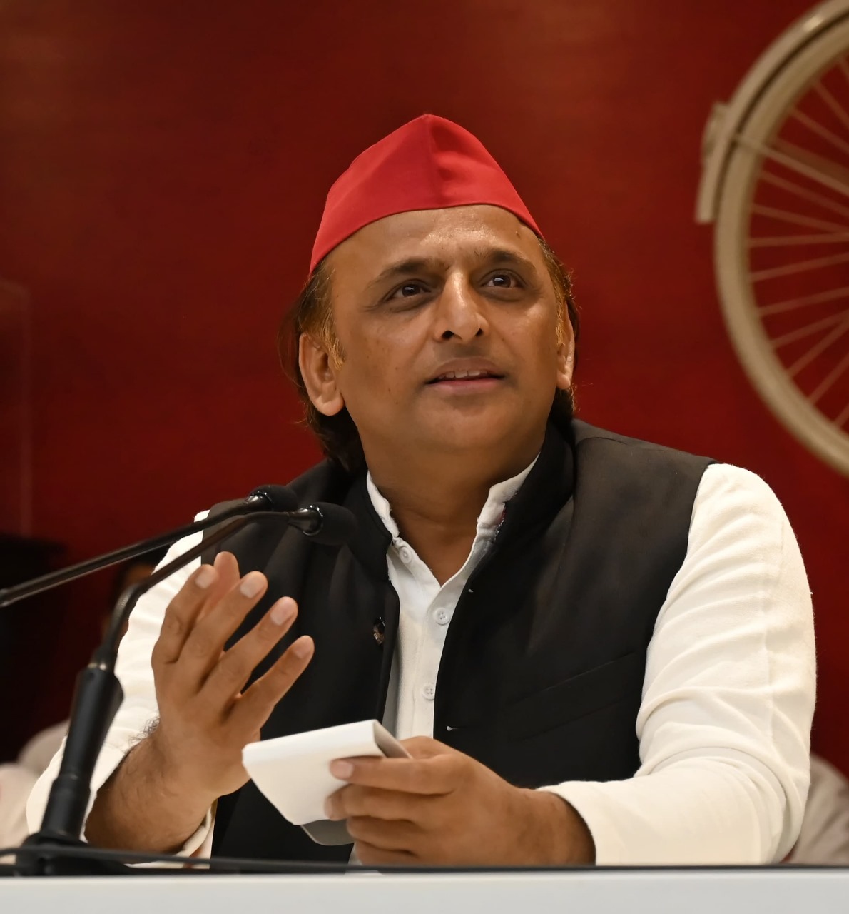 सपा के राष्ट्रीय अध्यक्ष अखिलेश यादव बाेलते हुए सपा के राष्ट्रीय अध्यक्ष अखिलेश यादव बाेलते हुए