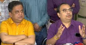 तृणमूल नेता ब्रात्य बसु और कुणाल घोष बांग्ला फिल्म  कर्पूर के बारे में जानकारी देते हुए।