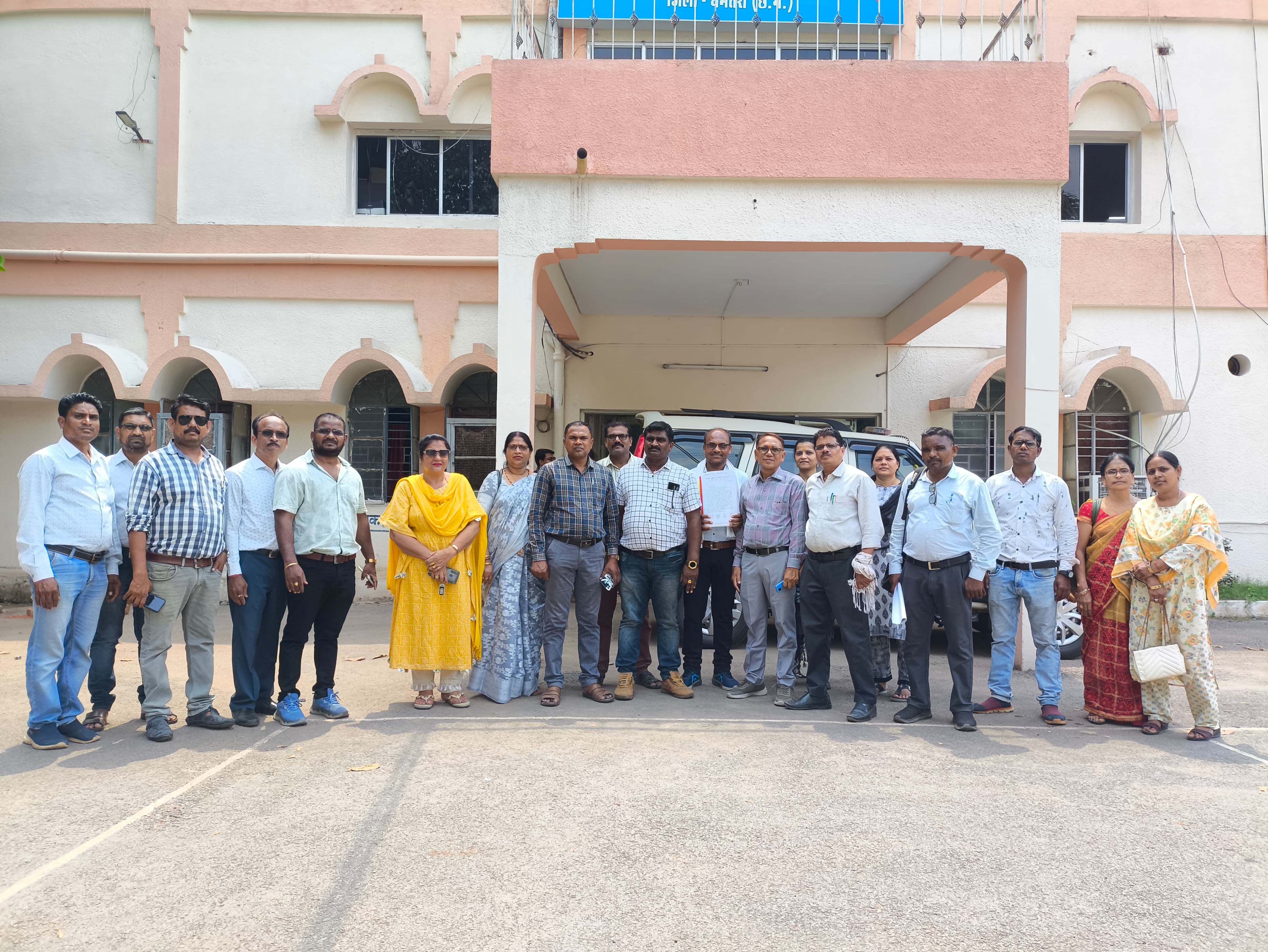समूह में खड़े हुए शिक्षक साझा मंच के सदस्य। समूह में खड़े हुए शिक्षक साझा मंच के सदस्य।