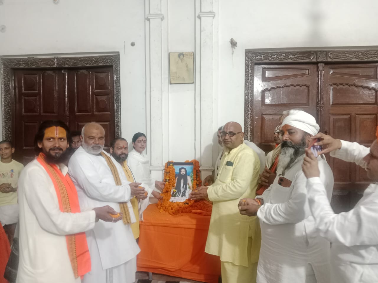 पुण्यतिथि पर महंत रामबचन दास काे अर्पित की पुष्पांजलि पुण्यतिथि पर महंत रामबचन दास काे अर्पित की पुष्पांजलि