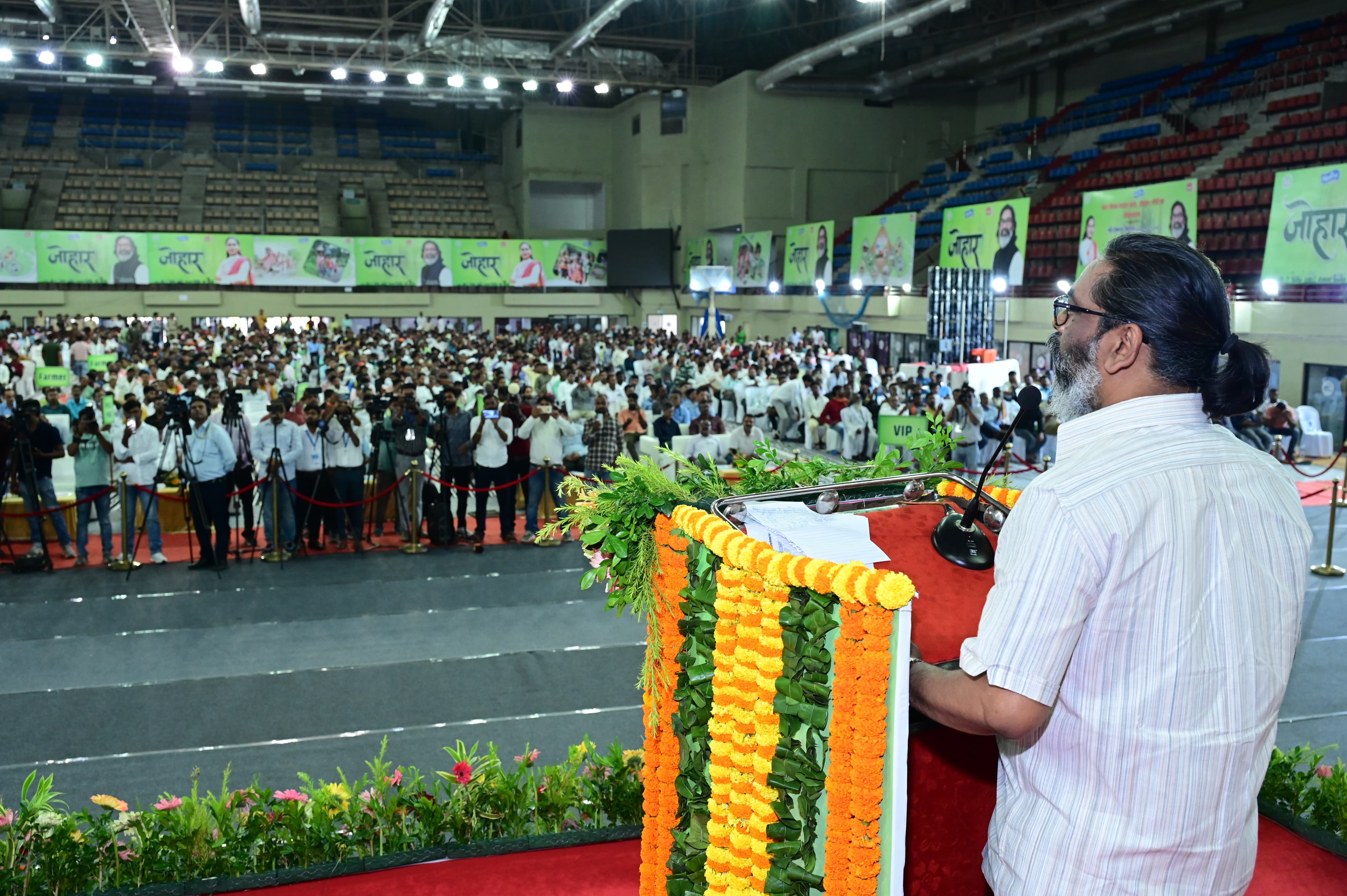 मुख्यमंत्री कार्यक्रम को संबोधित करते हुए मुख्यमंत्री कार्यक्रम को संबोधित करते हुए