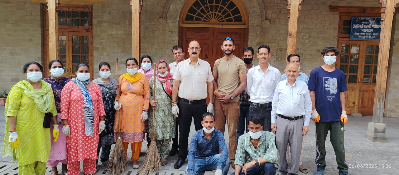 स्वच्छता अभियान के दौरान महापौर व अन्य । स्वच्छता अभियान के दौरान महापौर व अन्य ।