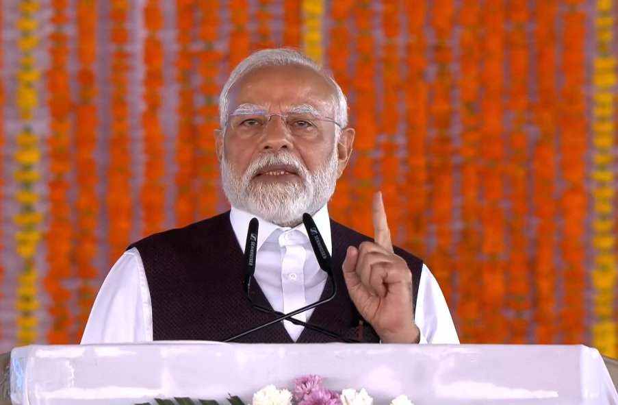 प्रधानमंत्री नरेन्द्र मोदी कटरा में संबोधित करते हुए प्रधानमंत्री नरेन्द्र मोदी कटरा में संबोधित करते हुए