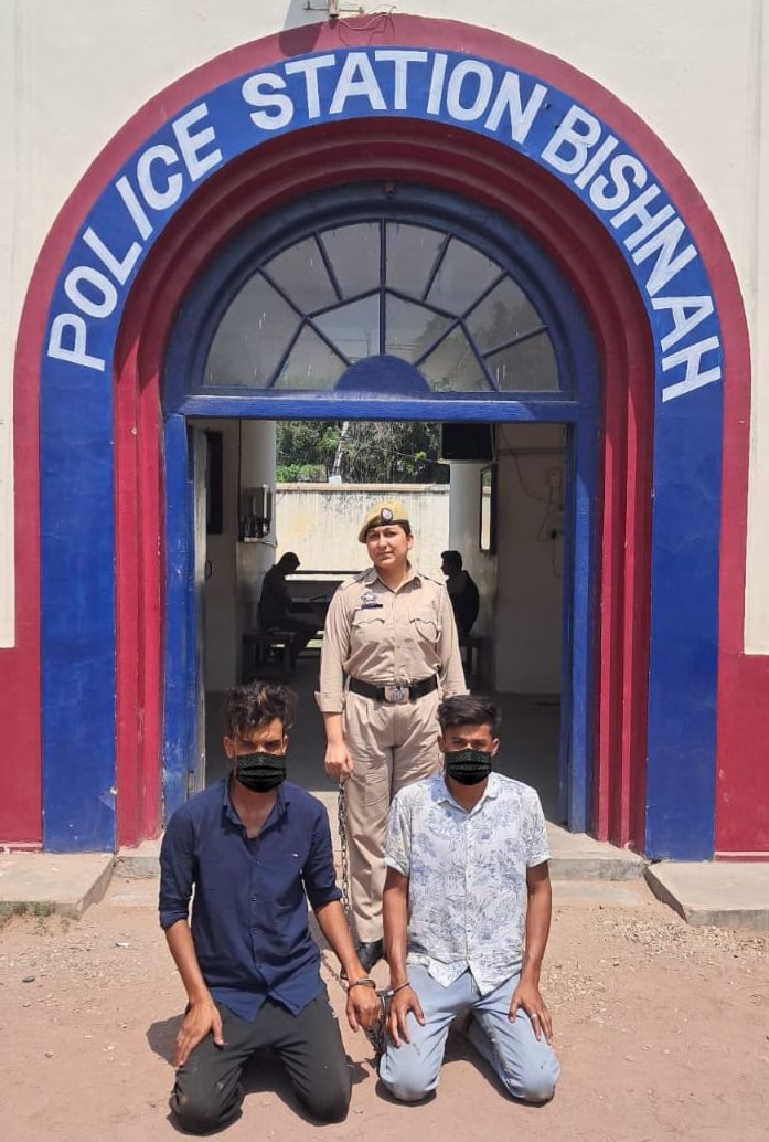 जम्मू पुलिस ने दो ड्रग तस्करों (सगे भाइयों) को गिरफ्तार किया जम्मू पुलिस ने दो ड्रग तस्करों (सगे भाइयों) को गिरफ्तार किया