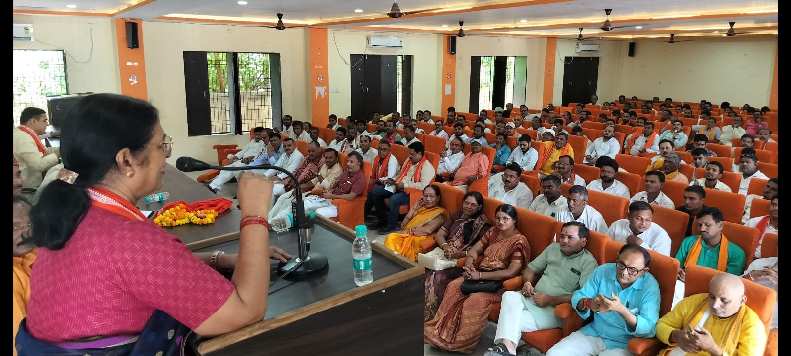 कार्यकर्ताओं को संबोधित करती काशी क्षेत्र की क्षेत्रीय उपाध्यक्ष व जिला प्रभारी सरोज कुशवाहा। कार्यकर्ताओं को संबोधित करती काशी क्षेत्र की क्षेत्रीय उपाध्यक्ष व जिला प्रभारी सरोज कुशवाहा।