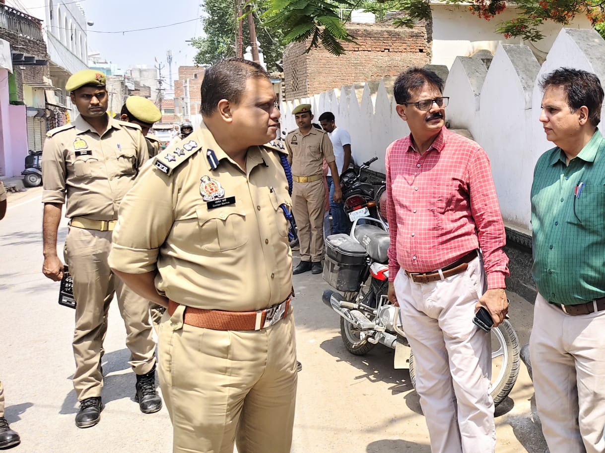 इमामबाड़ा पहुंच कर पुलिस अधिकारियों को निर्देश देते वरिष्ठ पुलिस अधीक्षक सोमेन बर्मा।