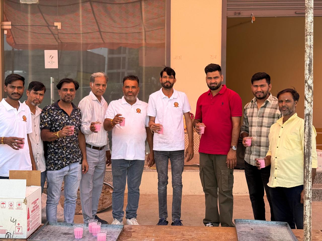 निर्जला एकादशी पर गन्ने का ज्यूस, मिल्क रोज और शर्बत वितरण की रही धूम निर्जला एकादशी पर गन्ने का ज्यूस, मिल्क रोज और शर्बत वितरण की रही धूम