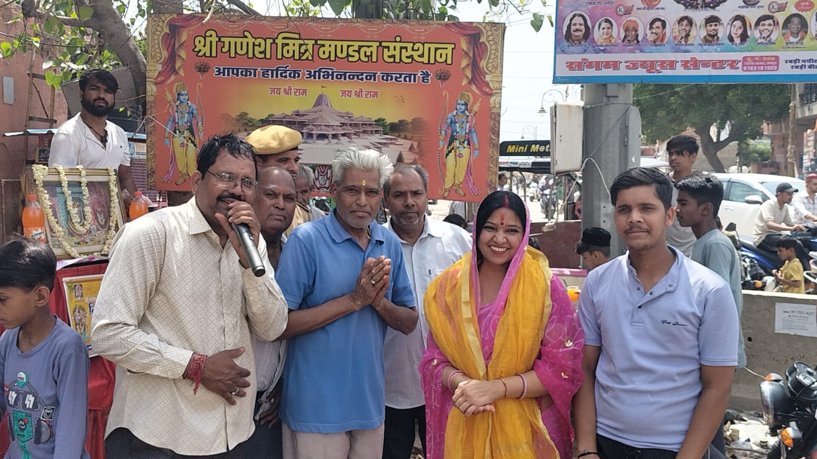 निर्जला एकादशी पर गन्ने का ज्यूस, मिल्क रोज और शर्बत वितरण की रही धूम निर्जला एकादशी पर गन्ने का ज्यूस, मिल्क रोज और शर्बत वितरण की रही धूम