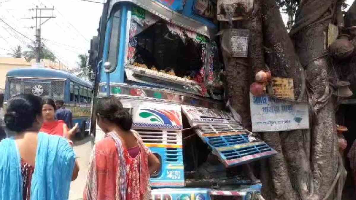 सातगछिया में पेड़ से टकराई बस, कई घायल सातगछिया में पेड़ से टकराई बस, कई घायल