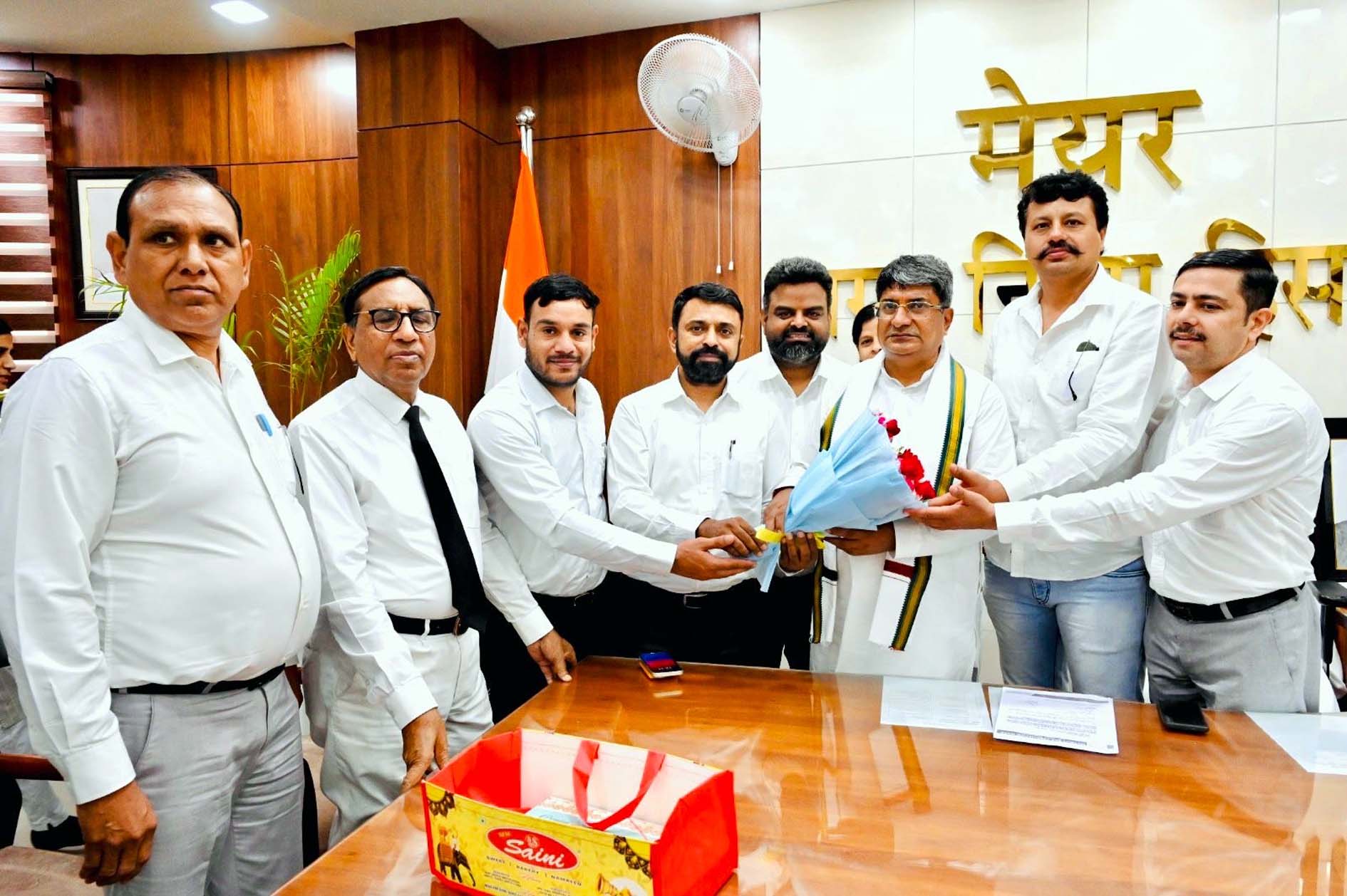 मेयर प्रवीण पोपली से मुलाकात करते बार एसोसिएशन के पदाधिकारी व सदस्य। मेयर प्रवीण पोपली से मुलाकात करते बार एसोसिएशन के पदाधिकारी व सदस्य।