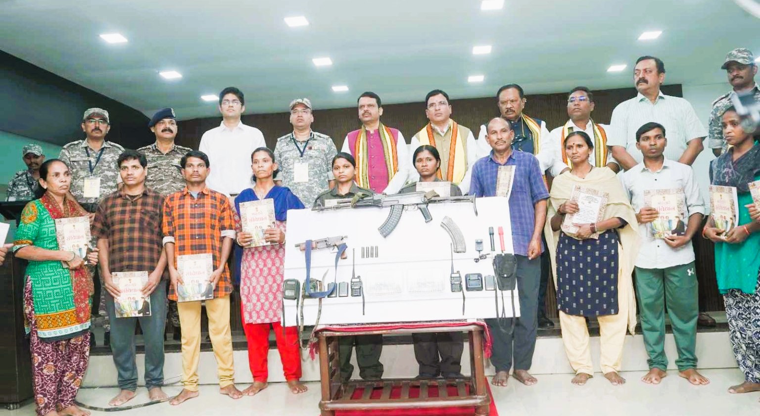 आत्मसमर्पित नक्सलियो के साथ मुख्यमंत्री देवेंद्र फडणवीस तथा पुलिस के वरिष्ठ अधिकारी आत्मसमर्पित नक्सलियो के साथ मुख्यमंत्री देवेंद्र फडणवीस तथा पुलिस के वरिष्ठ अधिकारी