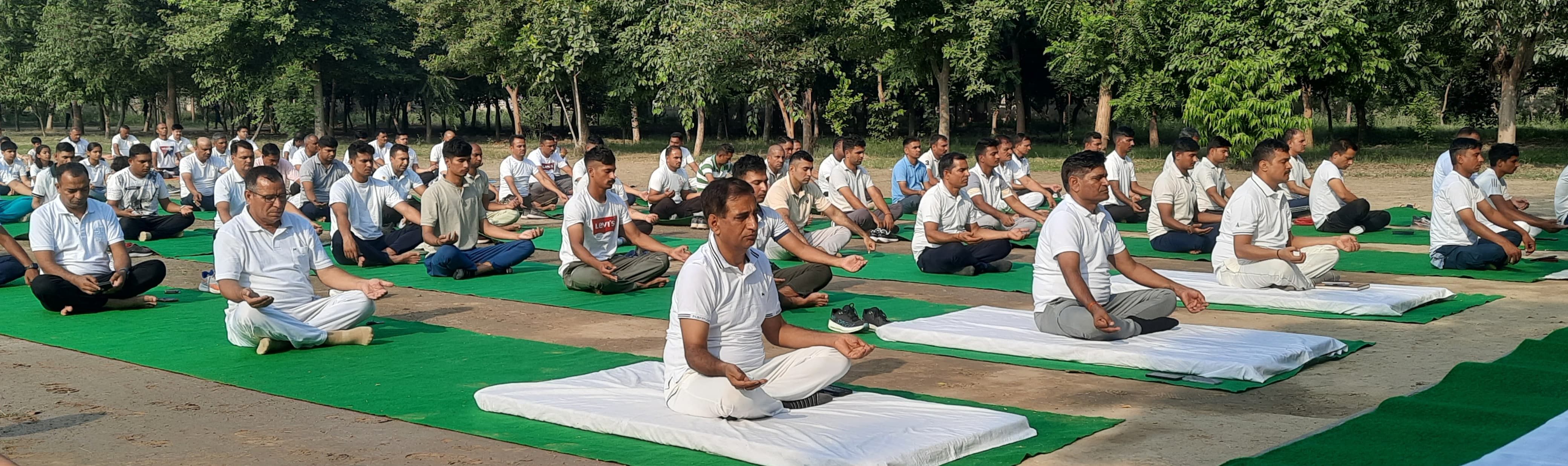 पुलिस लाइन में योग करते एसपी भूपेंद्र सिंह व अन्य अधिकारी व कर्मचारी गण पुलिस लाइन में योग करते एसपी भूपेंद्र सिंह व अन्य अधिकारी व कर्मचारी गण
