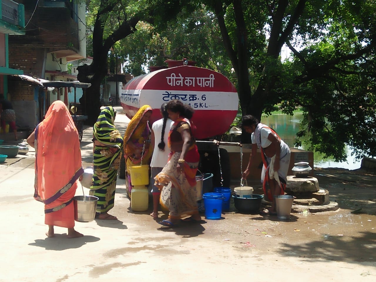 टैंकर से पानी लेते हुए शहरवासी। फाईल