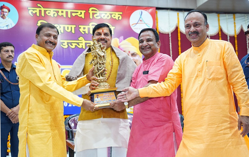 लोकमान्य तिलक शिक्षण समिति के अभिनंदन समारोह में शामिल हुए मुख्यमंत्री लोकमान्य तिलक शिक्षण समिति के अभिनंदन समारोह में शामिल हुए मुख्यमंत्री