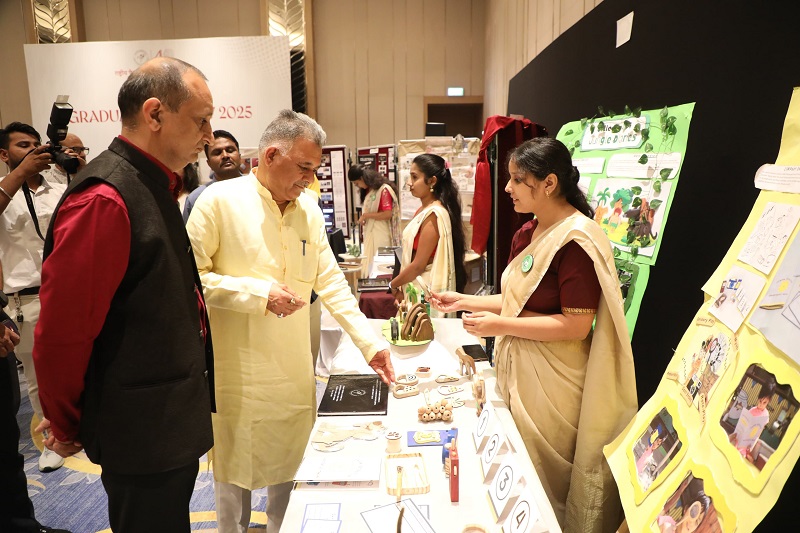 मंत्री परमार ने संस्थान के विद्यार्थियों द्वारा लगाए गए स्टॉल्स का अवलोकन कर उनसे संवाद किया