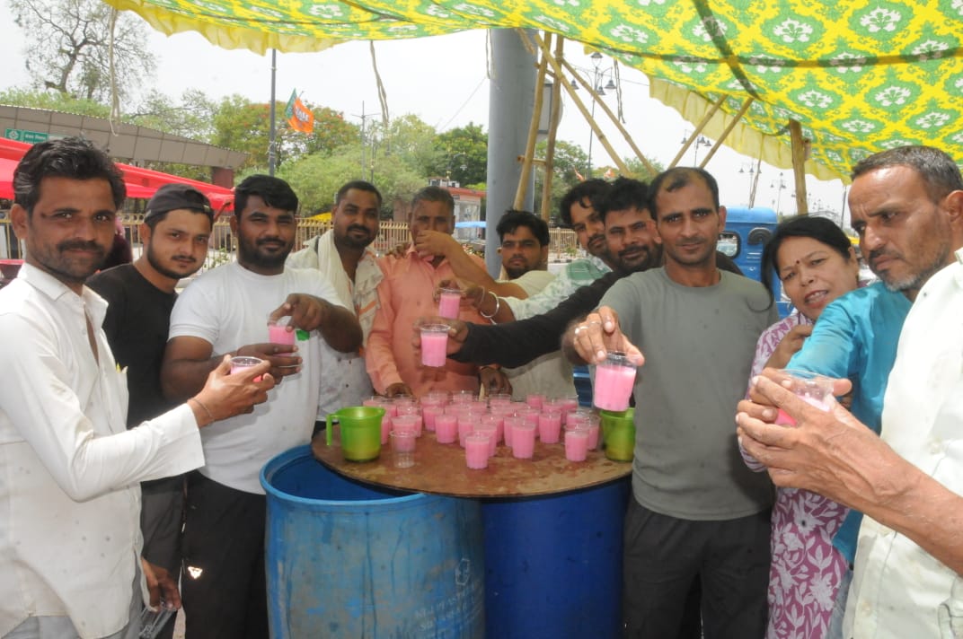 निर्जला एकादशी पर गन्ने का ज्यूस, मिल्क रोज और शर्बत वितरण की रही धूम निर्जला एकादशी पर गन्ने का ज्यूस, मिल्क रोज और शर्बत वितरण की रही धूम