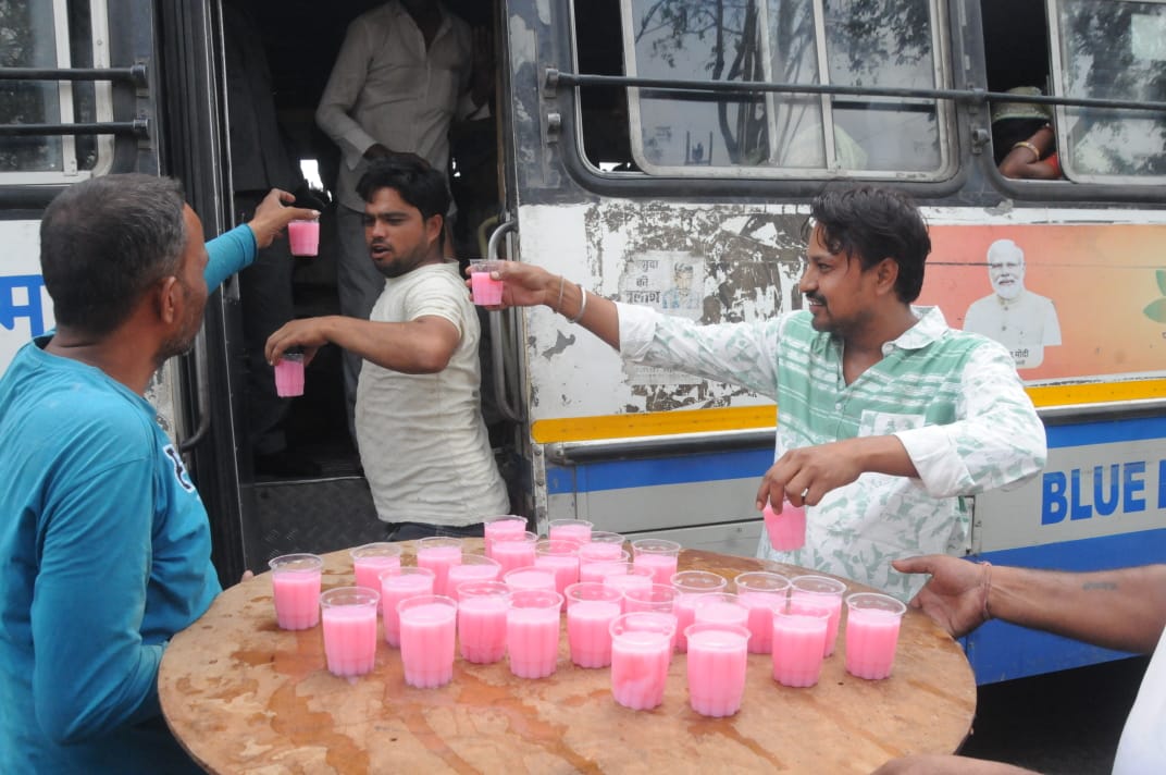 निर्जला एकादशी पर गन्ने का ज्यूस, मिल्क रोज और शर्बत वितरण की रही धूम निर्जला एकादशी पर गन्ने का ज्यूस, मिल्क रोज और शर्बत वितरण की रही धूम