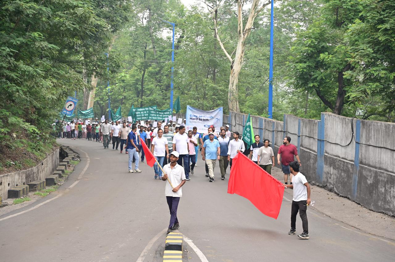 जागरूकता रैली में शामिल लोग