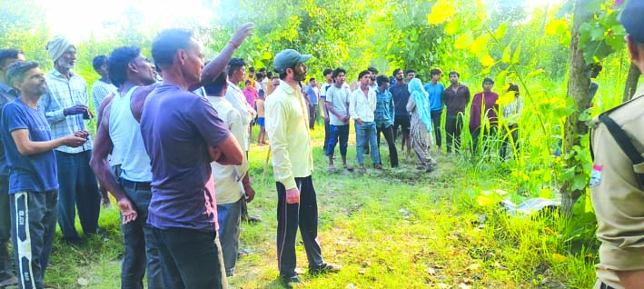 घटनास्थल पर लोगों की भीड़ घटनास्थल पर लोगों की भीड़