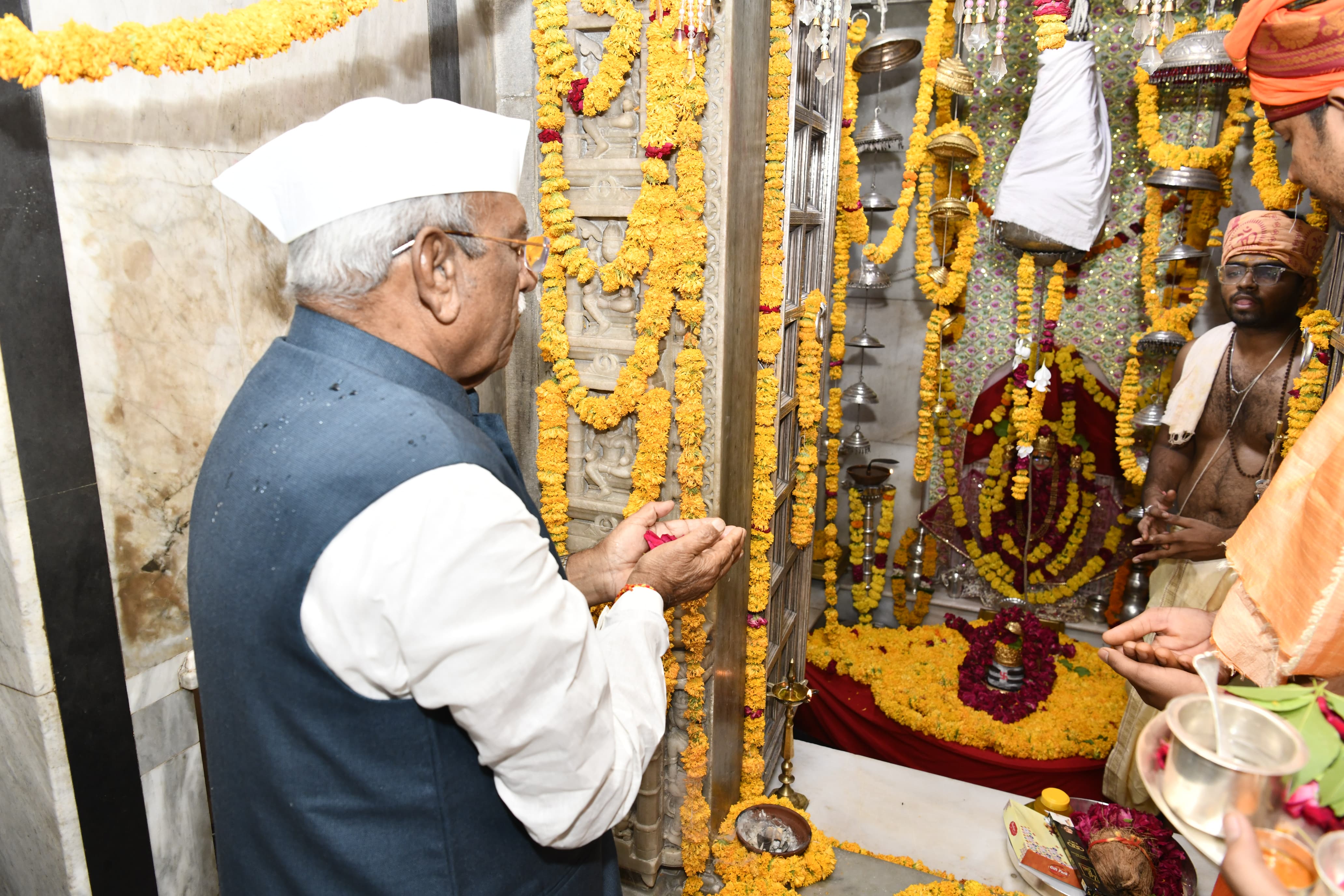 राज्यपाल ने सारणेश्वर महादेव के दर्शन कर सब के लिए सुख समृद्धि और खुशहाली की कामना की राज्यपाल ने सारणेश्वर महादेव के दर्शन कर सब के लिए सुख समृद्धि और खुशहाली की कामना की