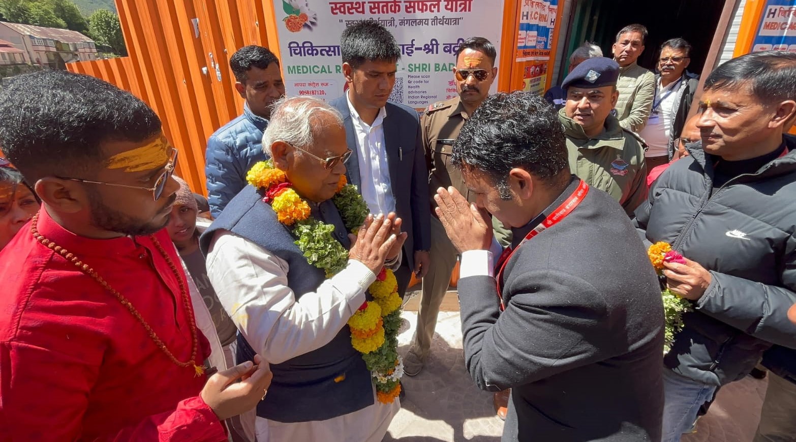 बदरीनाथ धाम पहुंचने पर बीकेटीसी के अधिकारी जीतन राम मांझी का स्वागत करते हुए। बदरीनाथ धाम पहुंचने पर बीकेटीसी के अधिकारी जीतन राम मांझी का स्वागत करते हुए।