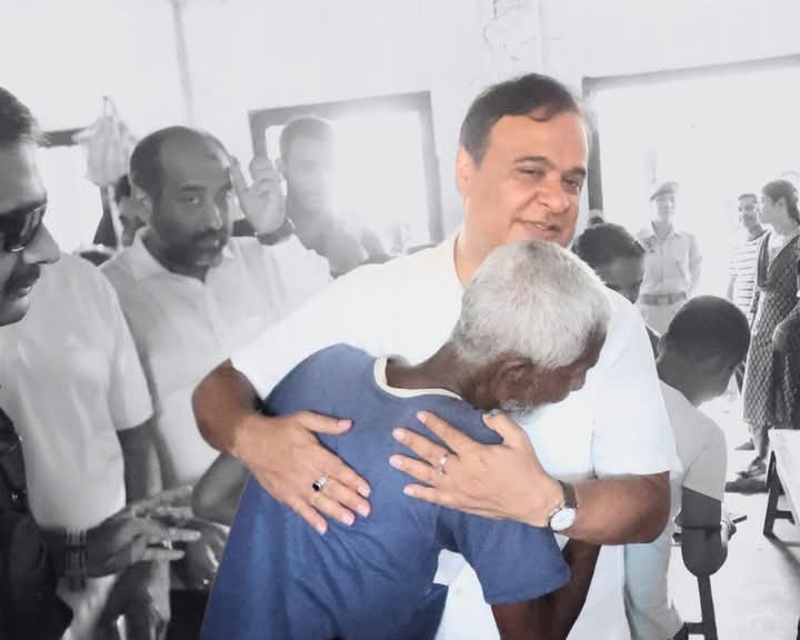 बराक में दोबारा बाढ़ निरीक्षण करने शुक्रवार को हैलाकांदी और श्रीभूमि पहुंचे मुख्यमंत्री डॉ हिमंत बिस्व सरमा की तस्वीर। बराक में दोबारा बाढ़ निरीक्षण करने शुक्रवार को हैलाकांदी और श्रीभूमि पहुंचे मुख्यमंत्री डॉ हिमंत बिस्व सरमा की तस्वीर।