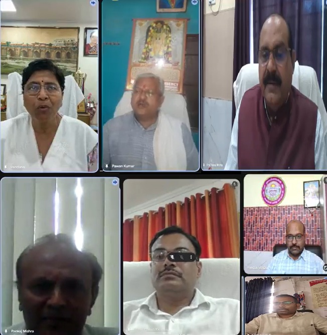 ऑनलाइन गोष्ठी में भाग लेते हुए कुलपति डॉ वंदना सिंह और अन्य लोग ऑनलाइन गोष्ठी में भाग लेते हुए कुलपति डॉ वंदना सिंह और अन्य लोग