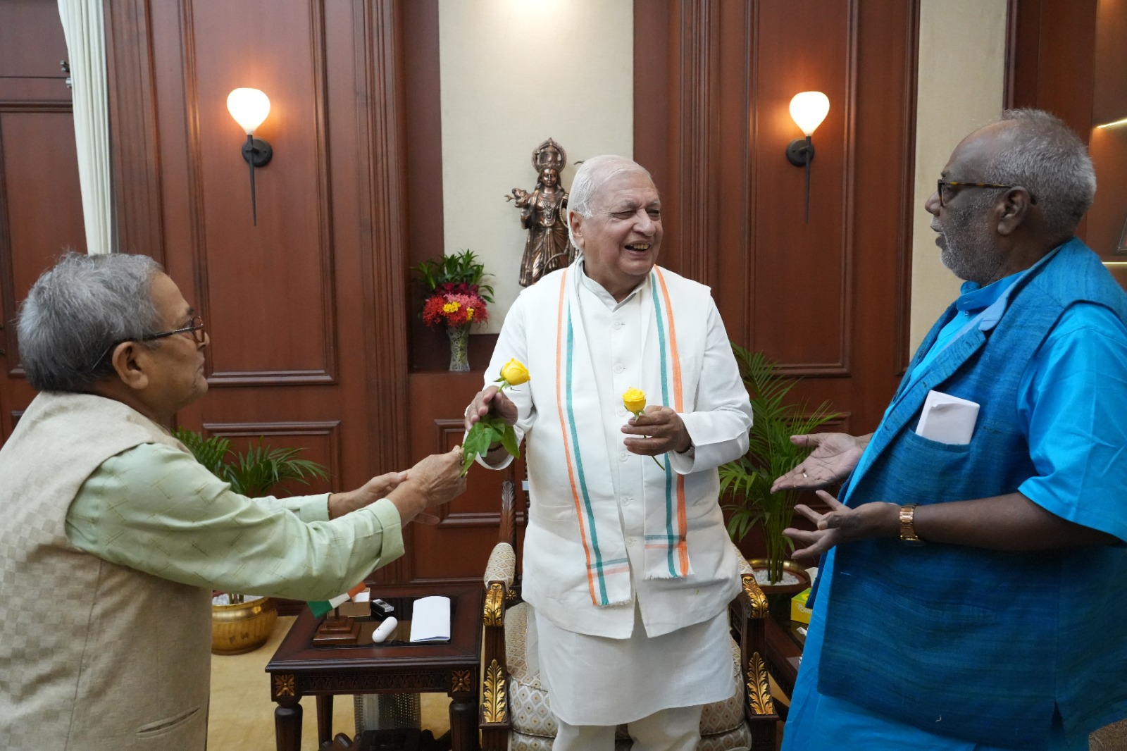 बिहार के राज्यपाल आरिफ मोहम्मद खान से मिलते सूरज मंडल बिहार के राज्यपाल आरिफ मोहम्मद खान से मिलते सूरज मंडल