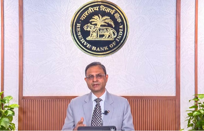 एमपीसी बैठक के नतीजे की षोषणा करते आरबीआई गवर्नर एमपीसी बैठक के नतीजे की षोषणा करते आरबीआई गवर्नर