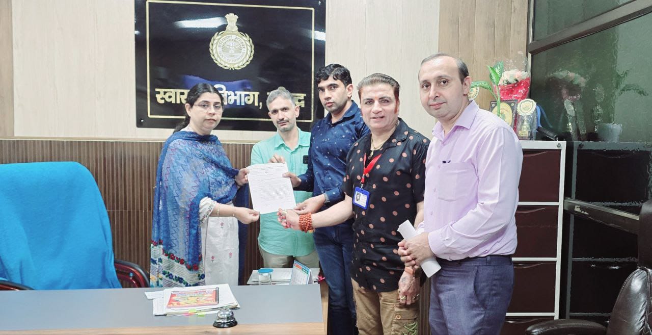 मांगों को लेकर ज्ञापन सौंपते हुए चिकित्सक। मांगों को लेकर ज्ञापन सौंपते हुए चिकित्सक।