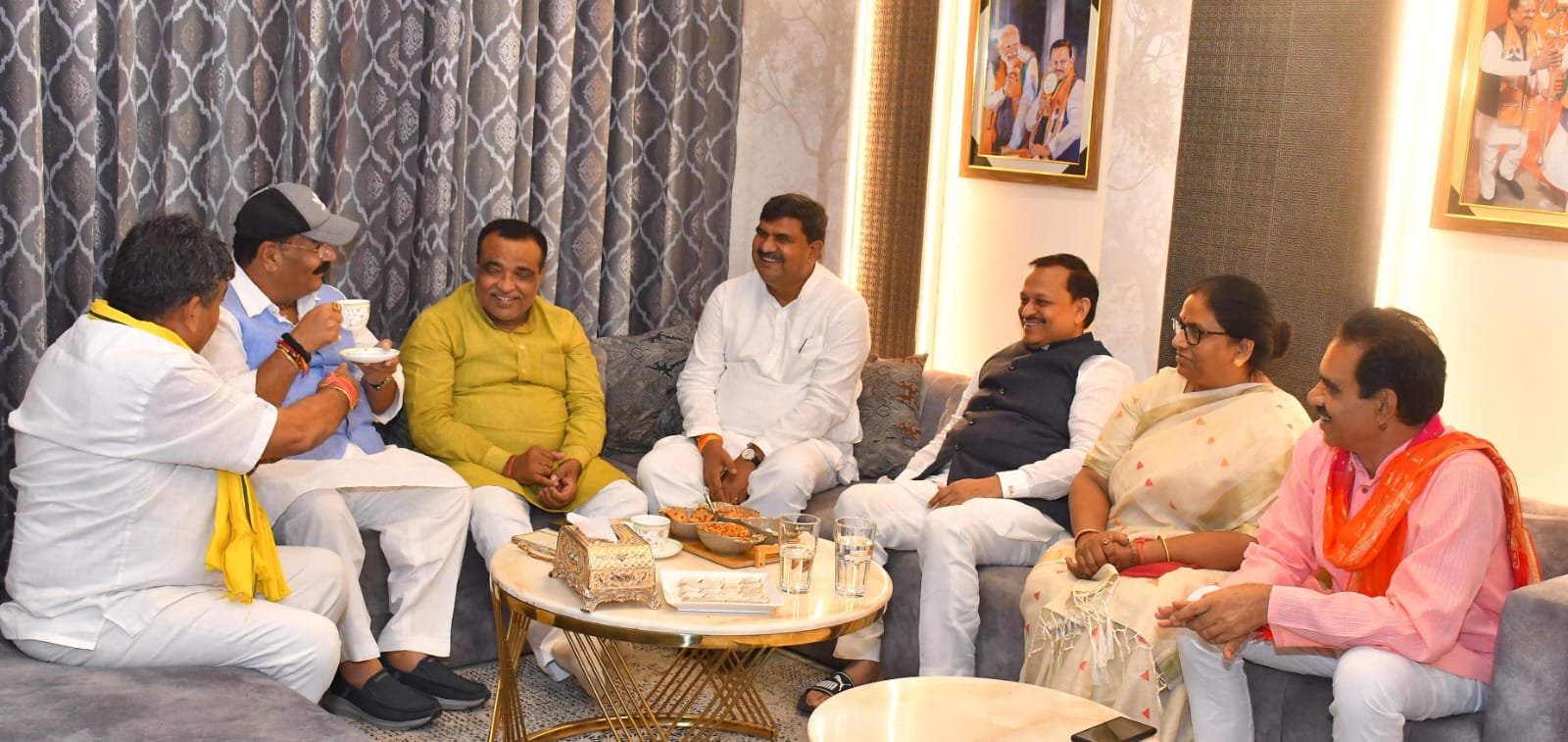 सांसद रमेश अवस्थी के साथ चर्चा करते प्रदेश महामंत्री (संगठन) धर्मपाल सिंह सांसद रमेश अवस्थी के साथ चर्चा करते प्रदेश महामंत्री (संगठन) धर्मपाल सिंह