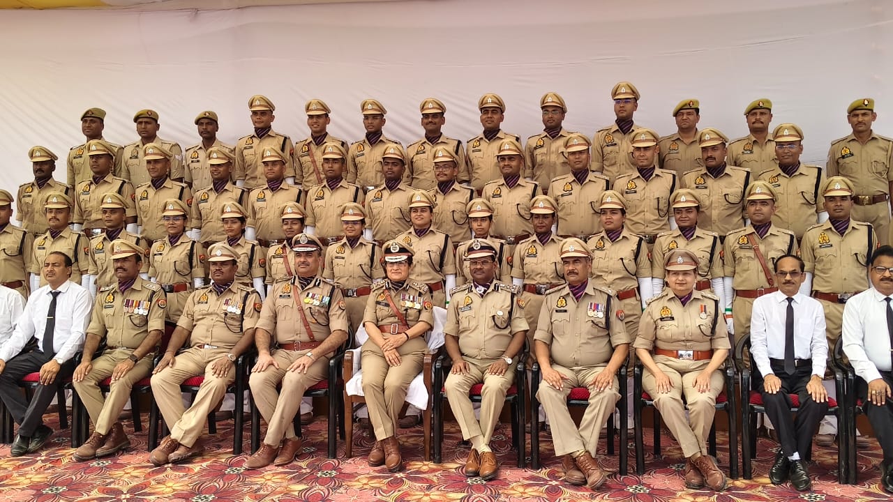 डा. भीमराव पुलिस आंबेडकर पुलिस अकादमी मुरादाबाद में आयाेजित पासिंग आउट परेड के बाद ग्रुप फोटो कराते नए पुलिस उपधीक्षक। डा. भीमराव पुलिस आंबेडकर पुलिस अकादमी मुरादाबाद में आयाेजित पासिंग आउट परेड के बाद ग्रुप फोटो कराते नए पुलिस उपधीक्षक।
