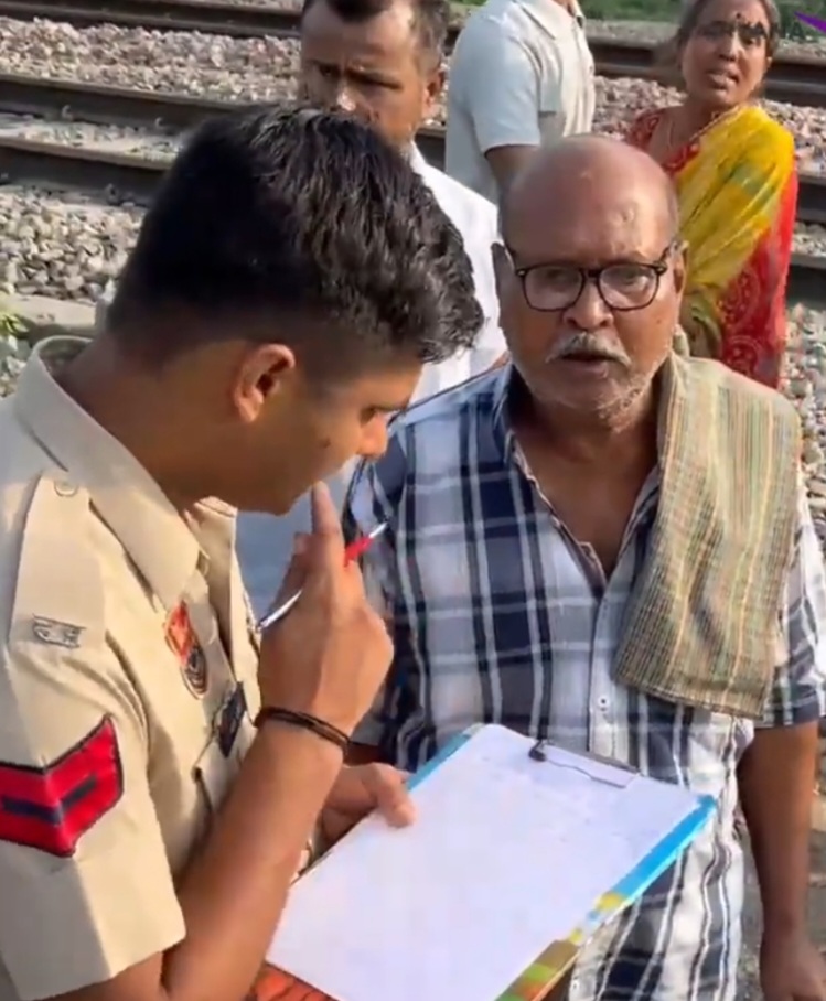 मौके पर पुलिस कार्रवाई करती हुई