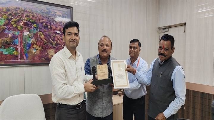 रायसेनः सशस्त्र सेना झण्डा निधि में सराहनीय योगदान के लिए कलेक्टर विश्वकर्मा सम्मानित रायसेनः सशस्त्र सेना झण्डा निधि में सराहनीय योगदान के लिए कलेक्टर विश्वकर्मा सम्मानित