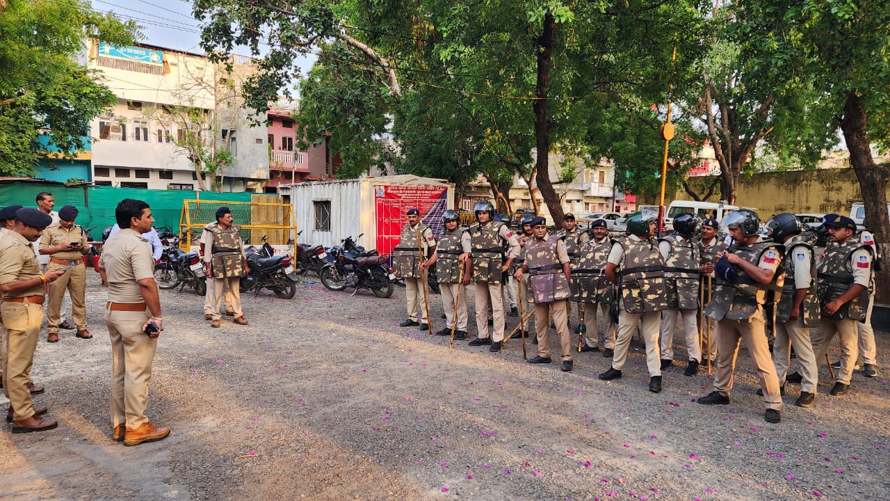 पुलिस से निकाला फ्लैग मार्च पुलिस से निकाला फ्लैग मार्च