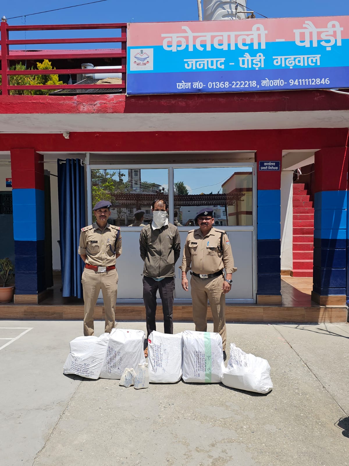पौड़ी पुलिस की गिरफ्त  में शराब तस्कर