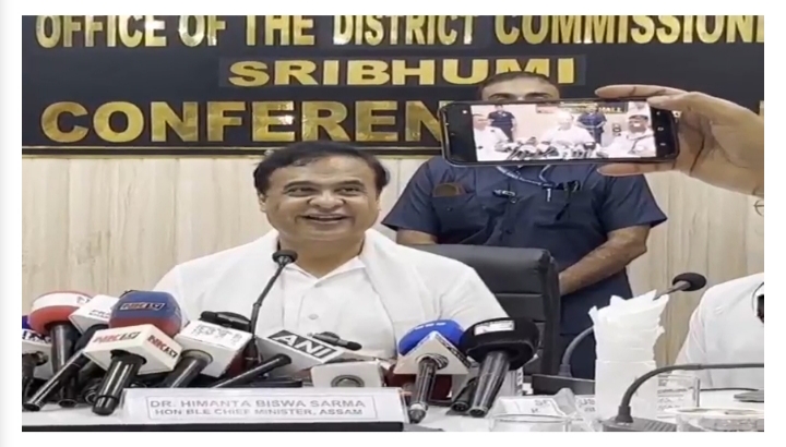 शुक्रवार को श्रीभूमि में बाढ़ प्रभावित इलाकों का निरीक्षण करने के बाद संवाददाता सम्मेलन को संबोधित करते हुए मुख्यमंत्री डॉ हिमंत बिस्व सरमा।