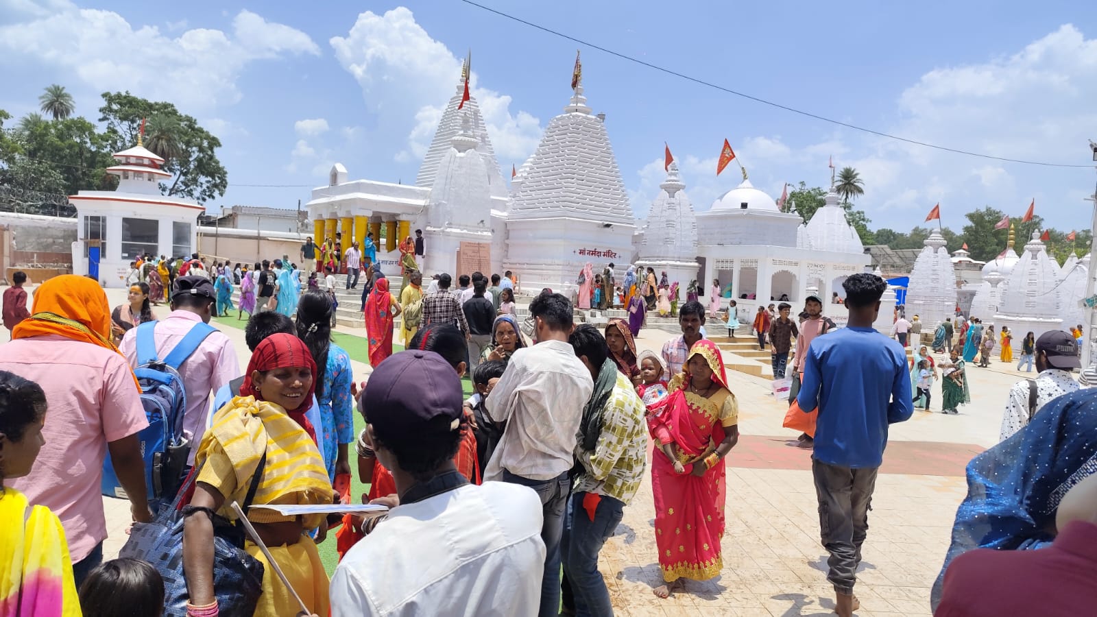 मां नर्मदा मंदिर में दर्शन के लिए पहुंचे श्रद्धालु मां नर्मदा मंदिर में दर्शन के लिए पहुंचे श्रद्धालु