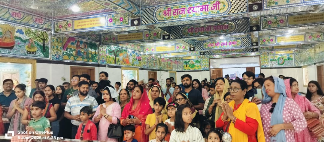 श्री राधा कृष्ण मंदिर में एकादशी पर भीड की तस्वीर श्री राधा कृष्ण मंदिर में एकादशी पर भीड की तस्वीर