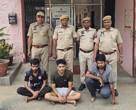 डमी कैंडिडेट बैठाकर परीक्षा पास करने वाले दो डॉक्टर्स सहित मेडिकल छात्र गिरफ्तार