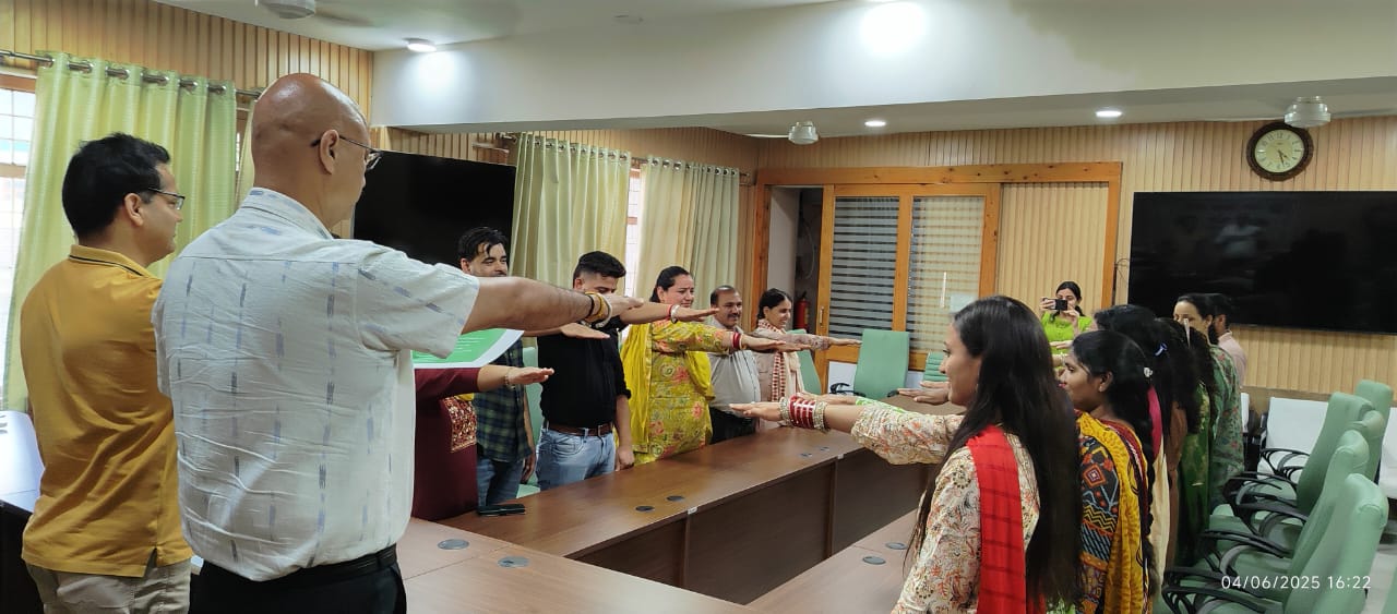 नगर निगम में आयोजित ग्रीन प्लेज के दौरान शपथ ग्रहण करते हुए। नगर निगम में आयोजित ग्रीन प्लेज के दौरान शपथ ग्रहण करते हुए।