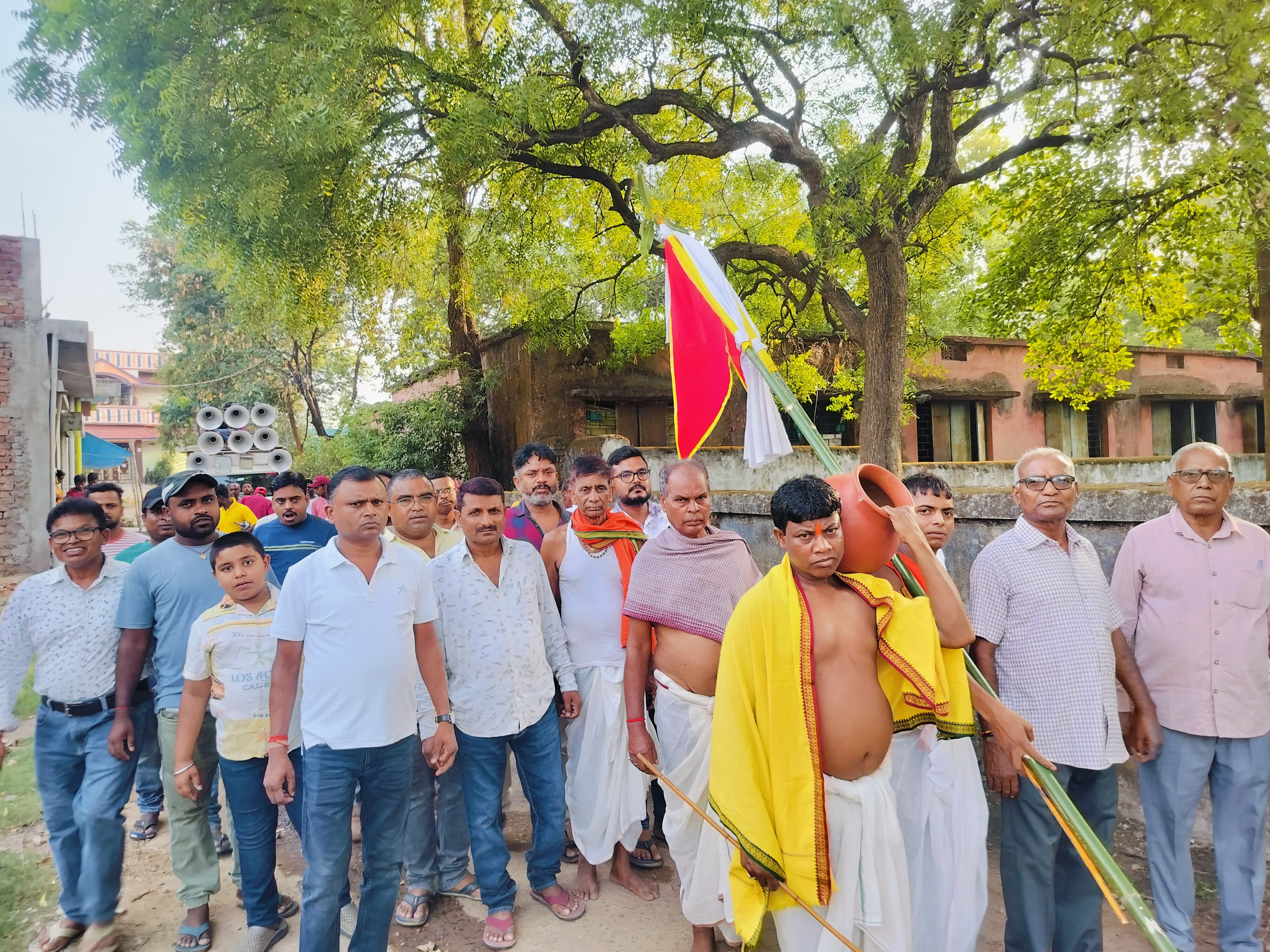 पूजा में शामिल भक्त पूजा में शामिल भक्त