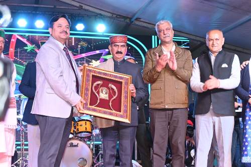 अंतर्राष्ट्रीय ग्रीष्मोत्सव शिमला की अंतिम सांस्कृतिक संध्या में चीफ गेसट सीएम काे सममानित करते डीसी शिमला अंतर्राष्ट्रीय ग्रीष्मोत्सव शिमला की अंतिम सांस्कृतिक संध्या में चीफ गेसट सीएम काे सममानित करते डीसी शिमला