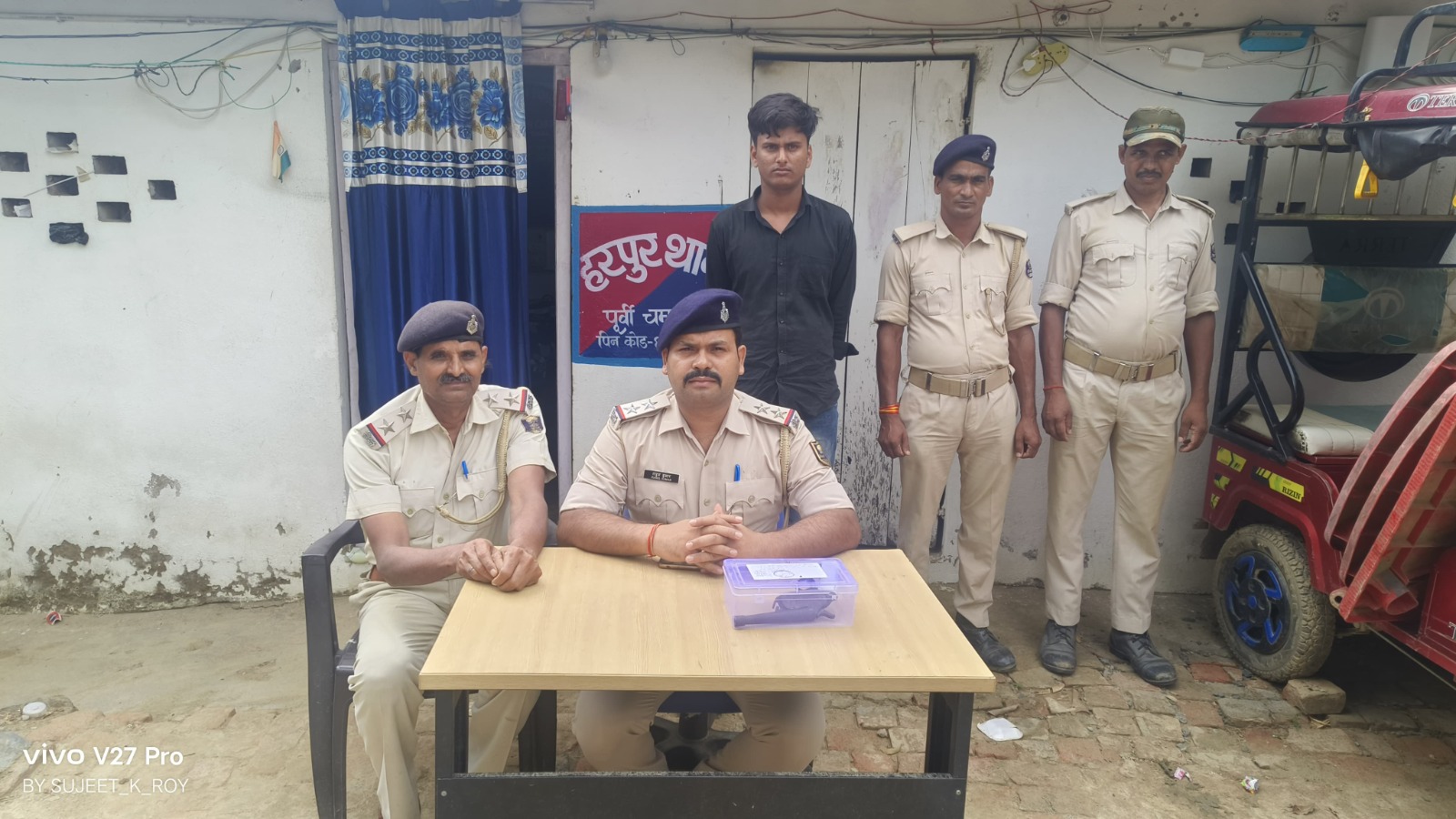पुलिस गिरफ्त में आर्केस्ट्रा में हथियार लहराने वाला युवक पुलिस गिरफ्त में आर्केस्ट्रा में हथियार लहराने वाला युवक