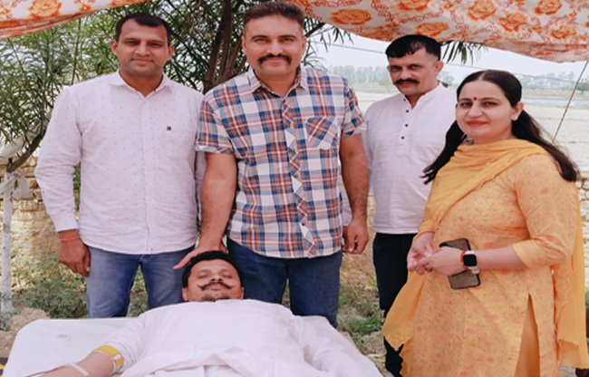 सोनीपत: शिविर में युवक रक्तदान करते हुए। सोनीपत: शिविर में युवक रक्तदान करते हुए।