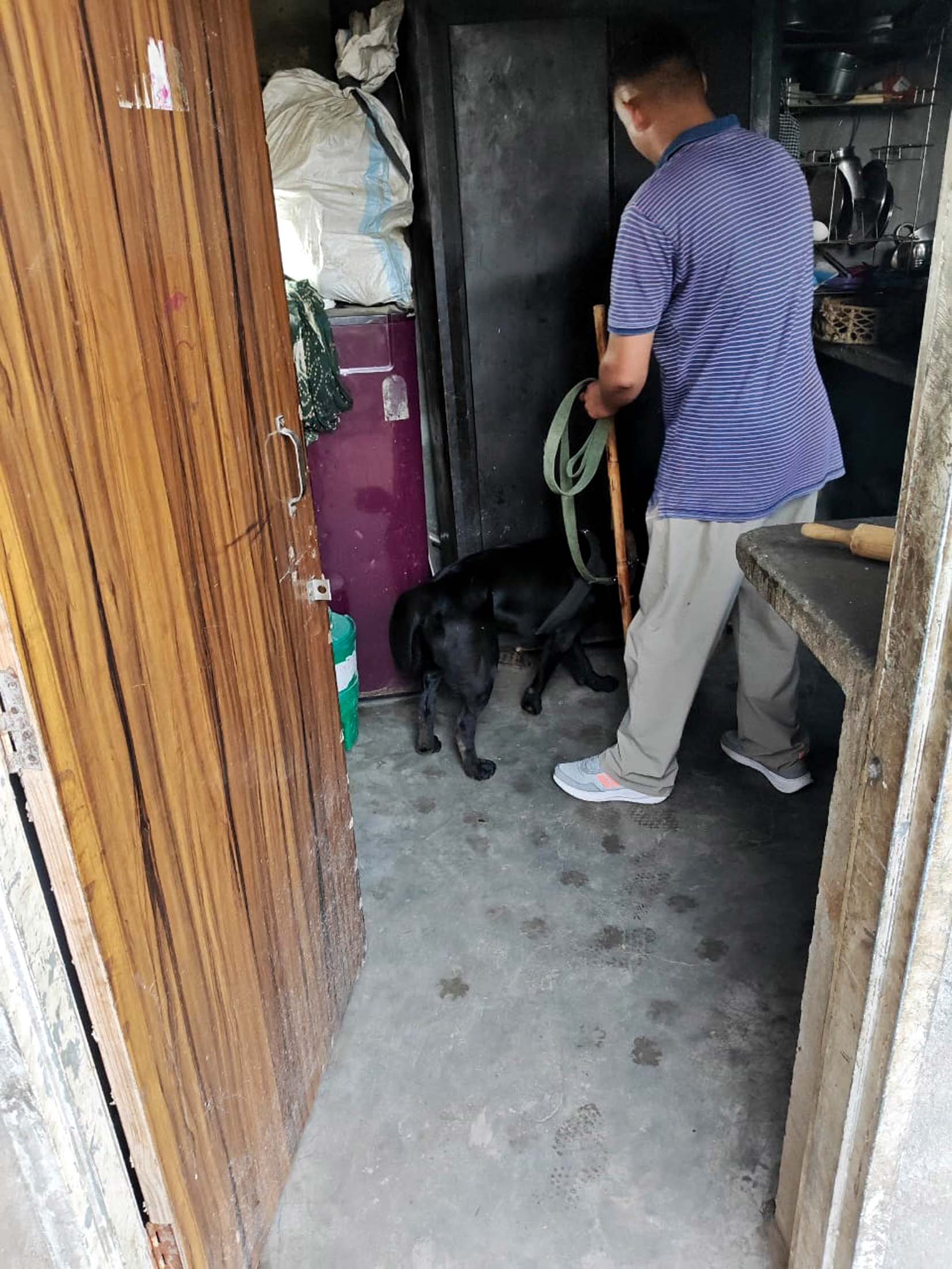 अंबेडकर बस्ती में सर्च अभियान चलाते पुलिस के जवान। अंबेडकर बस्ती में सर्च अभियान चलाते पुलिस के जवान।