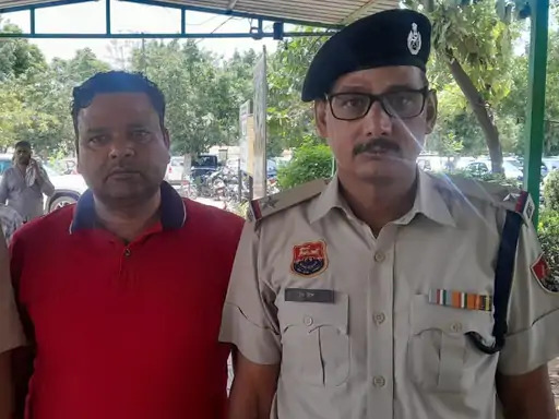 पुलिस की गिरफ्त में आरोपी पुलिस की गिरफ्त में आरोपी